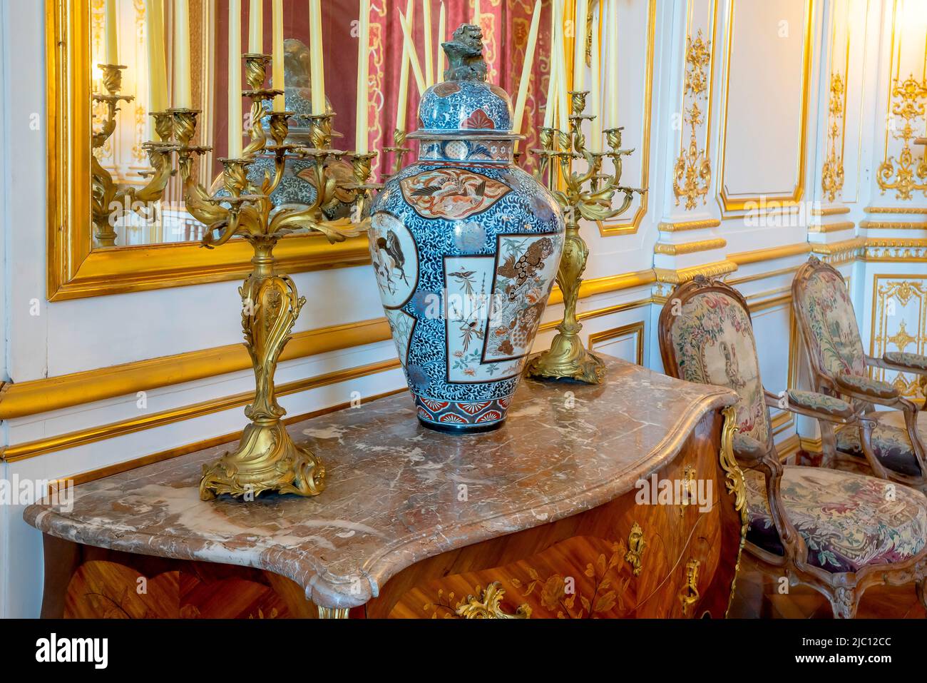 Louis XIV, ceremonial bedroom, Chinese porcelain, Chateau de Chambord, Loire Valley, France. The bedchamber most important room in the royal apartment Stock Photo