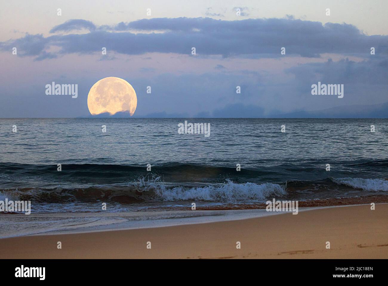 Full moon, moonset at Maalaea Bay, USA, Hawaii, Maui Stock Photo