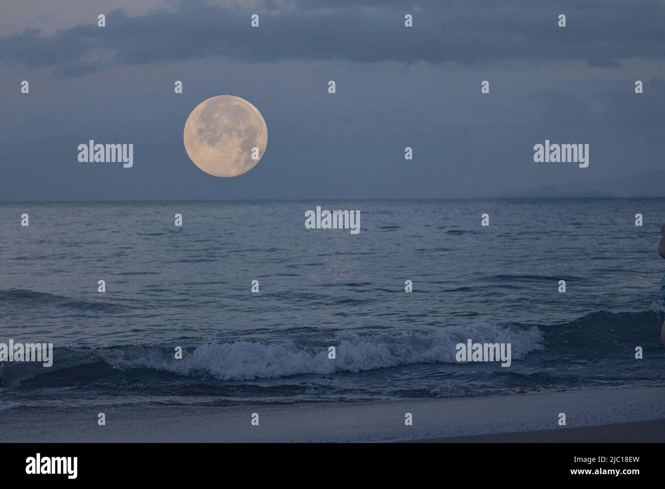 Full moon, moonset at Maalaea Bay, USA, Hawaii, Maui Stock Photo
