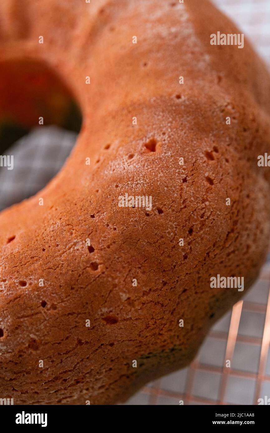 Cooling freshly baked bundt cake on a round cooling rack Stock Photo