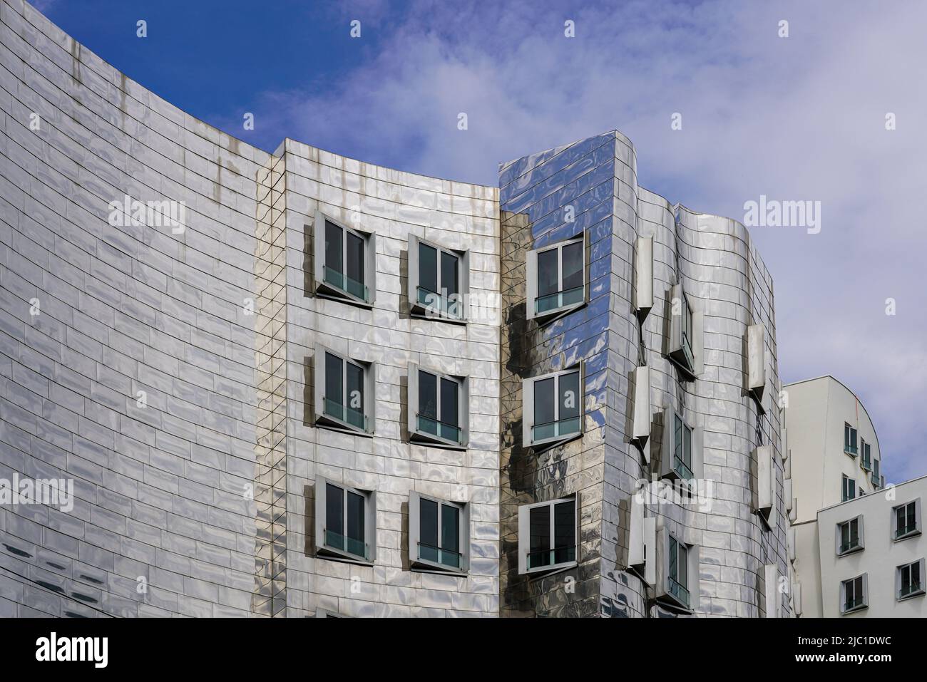 House B by architect Frank O. Gehry in the Media Harbor with an undulating stainless steel facade Düsseldorf, North Rhine-Westphalia, Germany, 23.5.22 Stock Photo