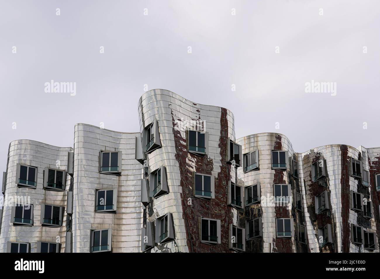 House B by architect Frank O. Gehry in the Media Harbor with an undulating stainless steel facade Düsseldorf, North Rhine-Westphalia, Germany, 23.5.22 Stock Photo