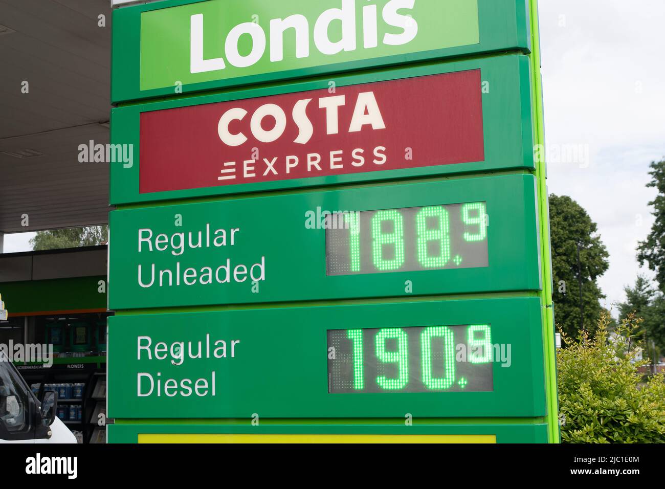 Slough, Berkshire, UK. 9th June, 2022. A BP petrol station on the