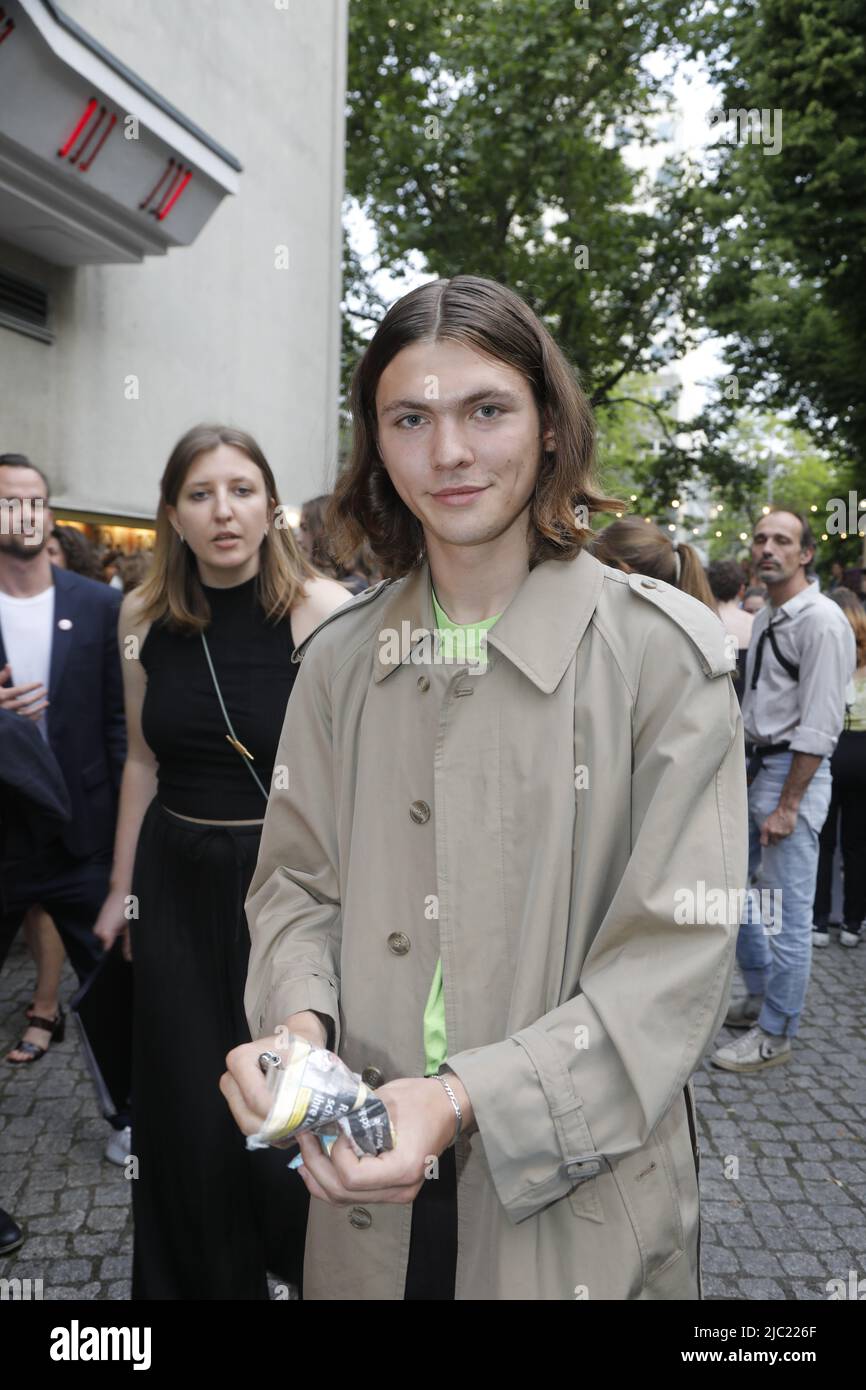 Milan Herms bei der Premiere von A E I O U - DAS SCHNELLE ALPHABET DER LIEBE Delphi Filmpalast. Berlin, 08.06.2022 Stock Photo