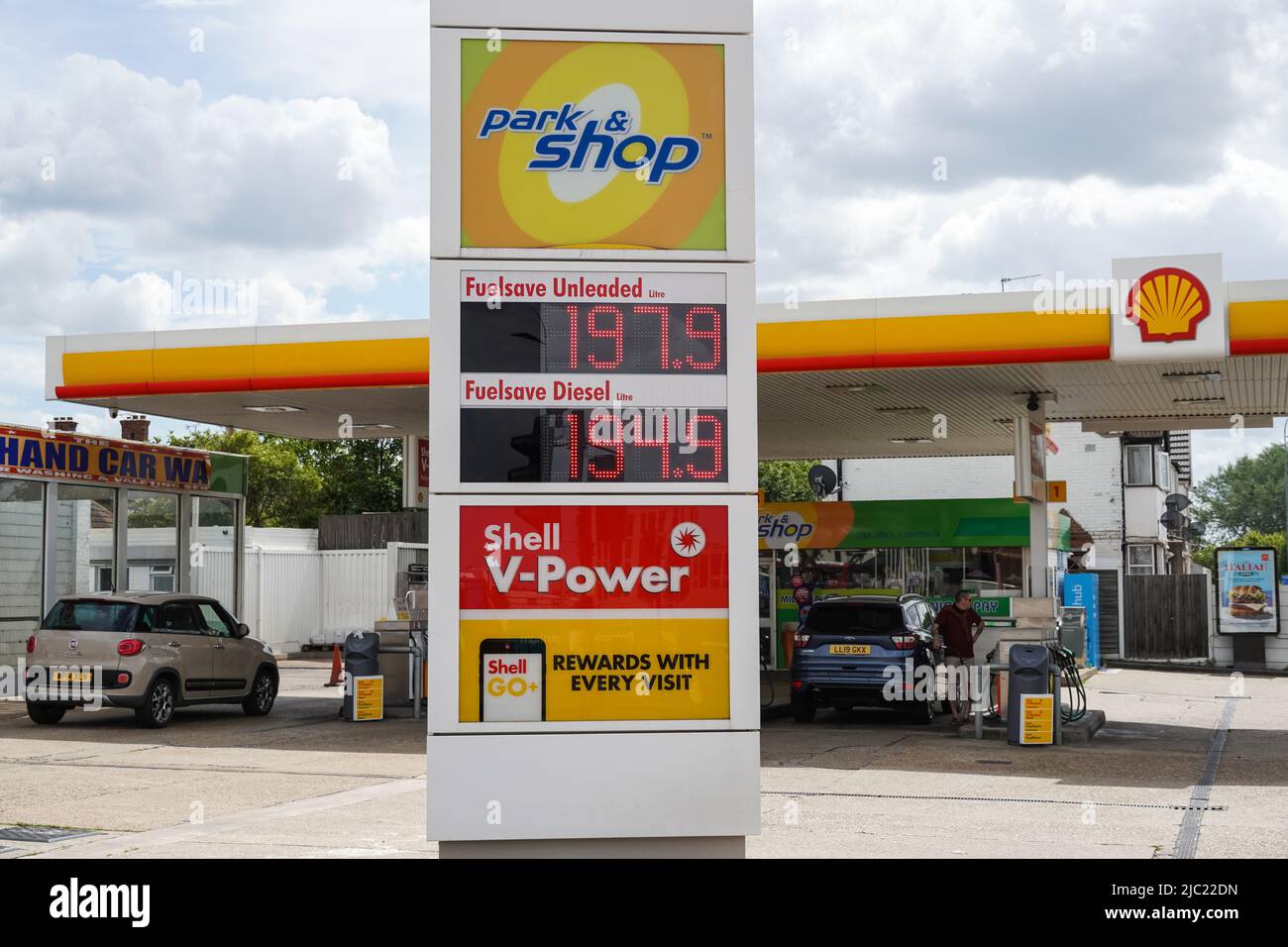 Hornchurch, Essex, UK. 9th June, 2022. UK Fuel prices at record high. Cost of filling up avarage car with petrol hits £100. Credit: Marcin Rogozinski/Alamy Live News Stock Photo