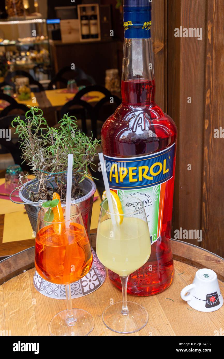 Bottle of Aperol aperitif and drinks outside restaurant, Via della Vigna Nuova, Florence (Firenze), Tuscany Region, Italy Stock Photo