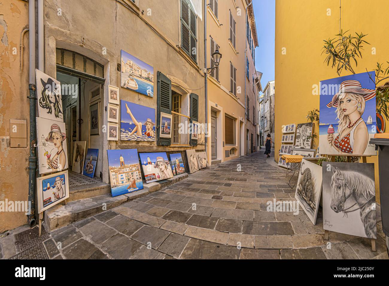 France. Provence. Var (83) Saint-Tropez. In the district of La Ponche, the oldest in the village, a stall on the Place de l'Ormeau which offers all ki Stock Photo