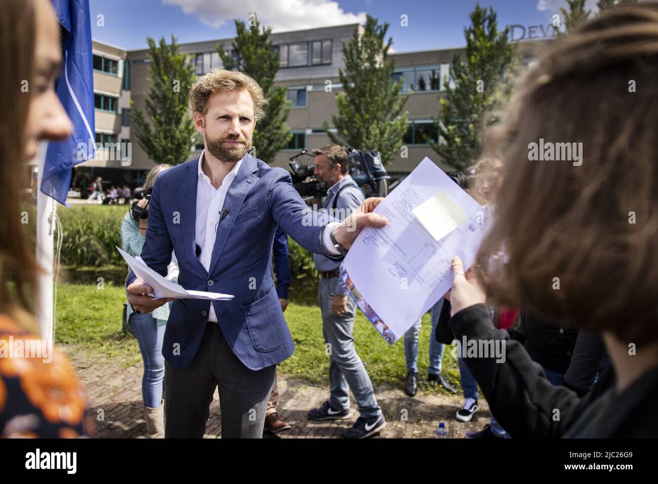 2022-06-09 14:33:03 ZWIJNDRECHT - Minister Dennis Wiersma for Primary and  Secondary Education hands out diplomas to recently graduated students from  Develstein College. Thousands of students from VMBO (theoretical and mixed  learning path),