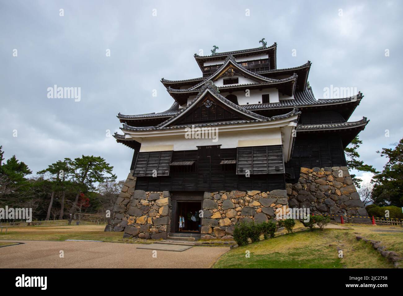 Matsue, Shimane, JAPAN - Dec 1 2021 : Matsue Castle (Matsue-Jo) in rainy day. It was constructed from 1607 to 1611 by Japanese Daimyo Horio Yoshiharu Stock Photo