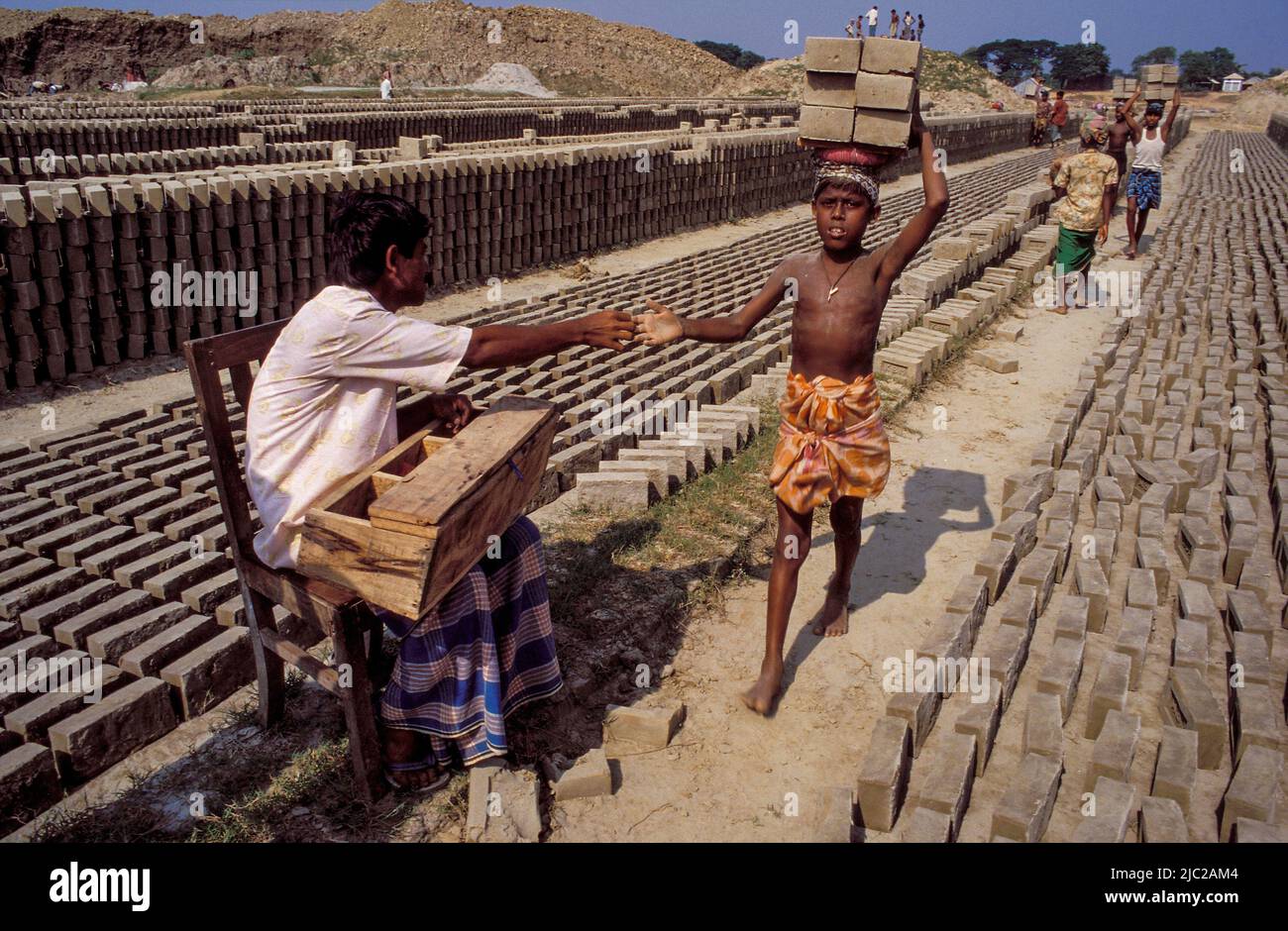 Children labour bricks hi-res stock photography and images - Alamy