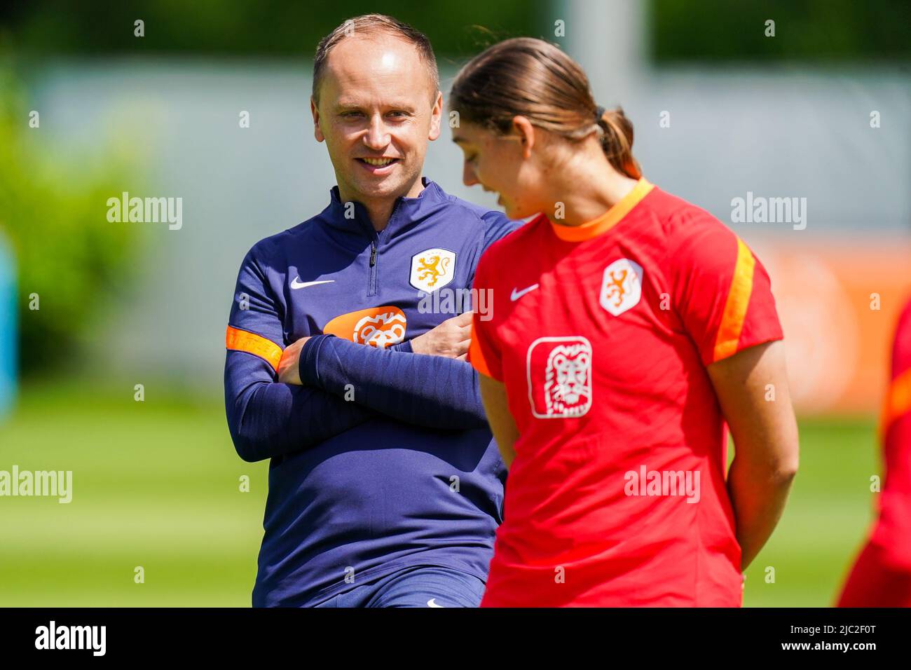 ZEIST, NETHERLANDS - JUNE 9: Coach Mark Parsons of the Netherlands and Aniek Nouwen of the Netherlands during a Training Session of the Netherlands Women at KNVB Campus on June 9, 2022 in Zeist, Netherlands. (Photo by Joris Verwijst/Orange Pictures) Stock Photo