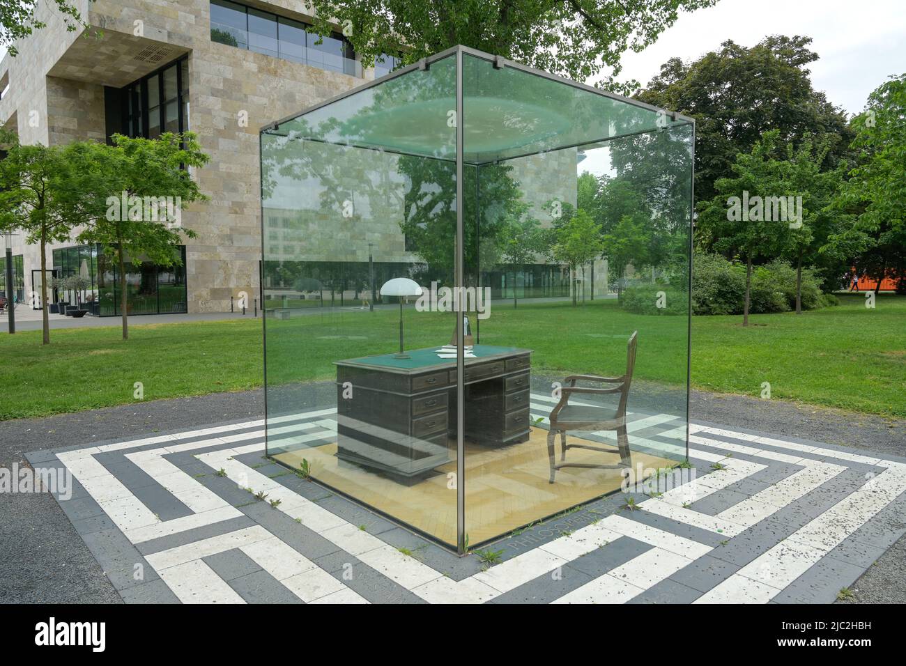 Denkmal Arbeitsplatz Theodor W. Adorno, Glaskasten, Goethe Universität, Campus Westend, Frankfurt am Main, Hessen, Deutschland Stock Photo