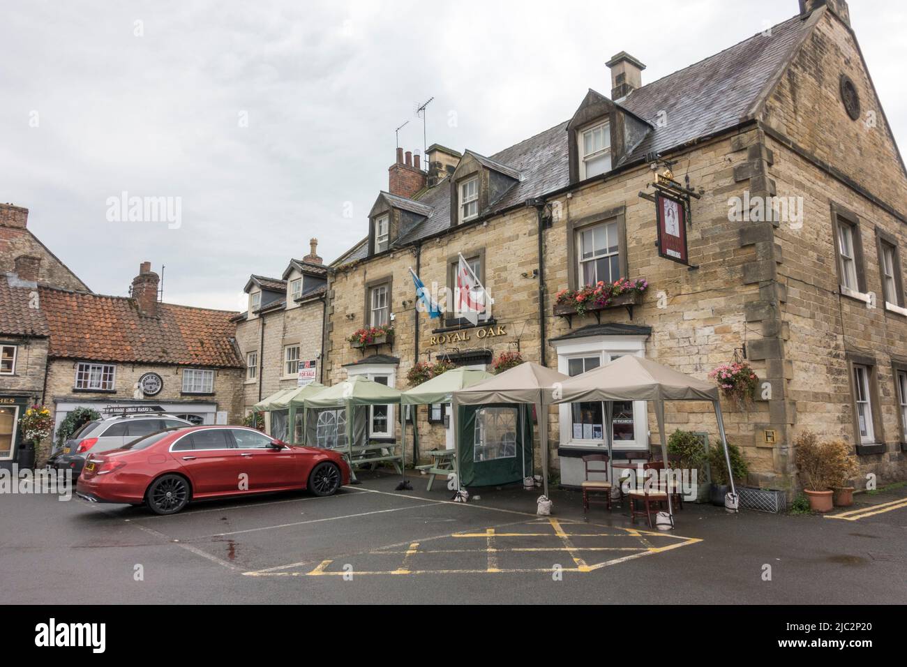 The Royal Oak public house in Market Place in Helmsley, a market town in Ryedale, North Yorkshire, England. Stock Photo