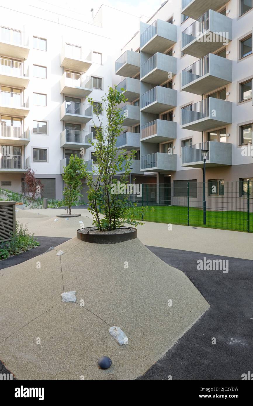 Wohnhausanlage Geiselbergstraße 28, 'Wohngarten' Stock Photo Alamy