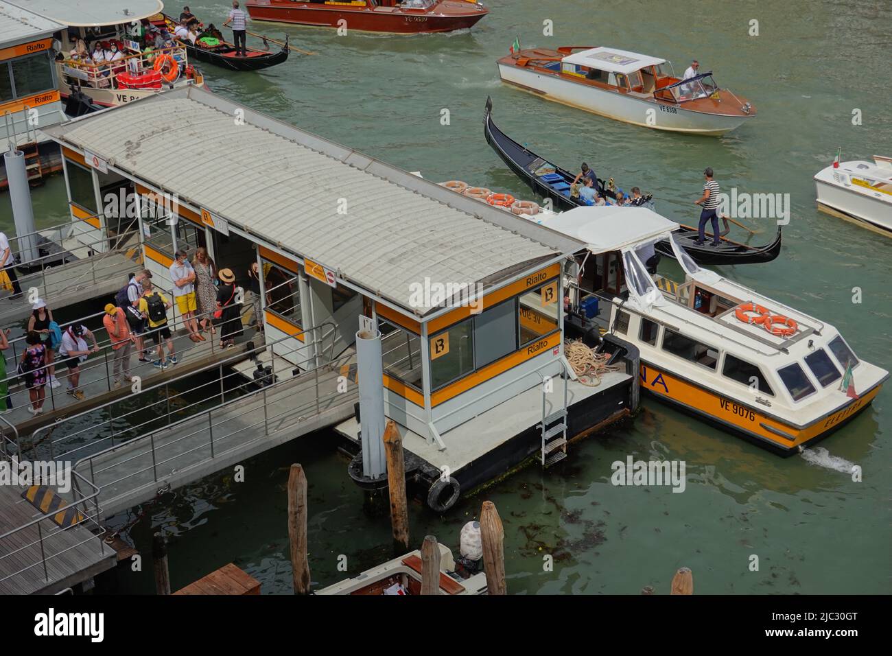 Venedig, Rialto, Bootsverkehr am Canal Grande // Venice, Rialto, Boat Traffic on Canal Grande Stock Photo
