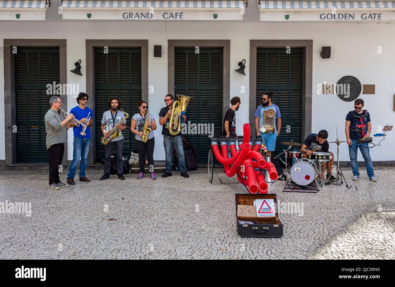 Strassenmusiker auf einer Hauptstrasse in Funchal auf Madeira Stock Photo