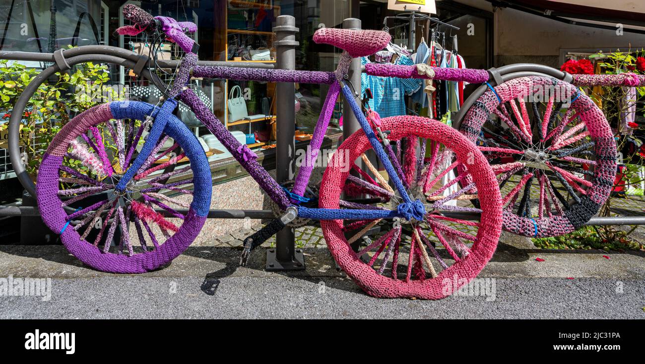 Fahrrad mit Strick Stock Photo