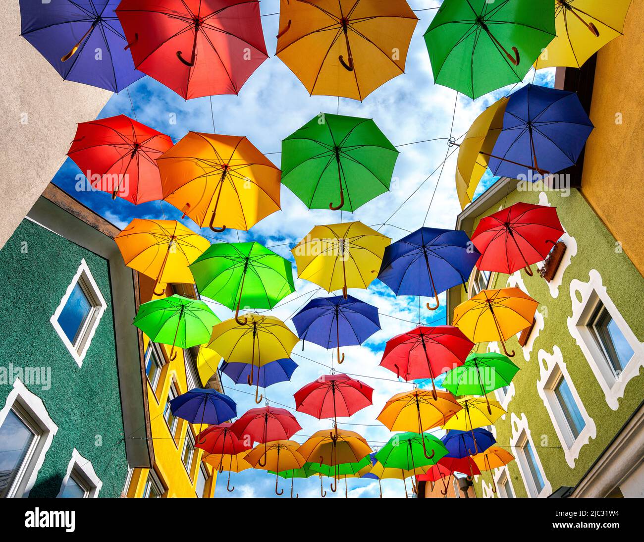 bunte Regenschirme vor blauem Himmel Stock Photo
