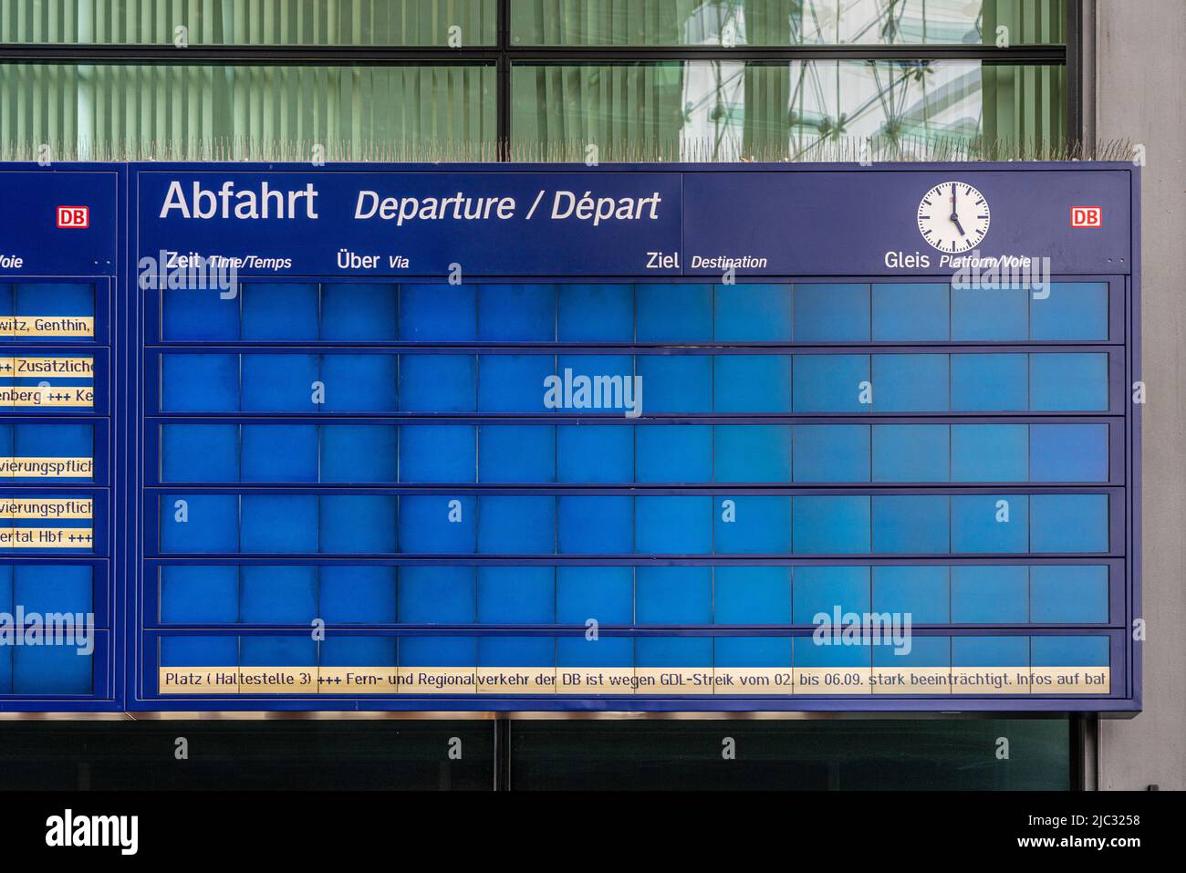 Touristen, Züge und Fahrgäste am Berliner Hauptbahnhof Stock Photo