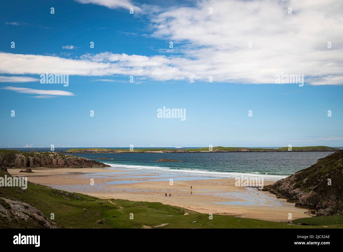 A bright summer, HDR seascape of Ceannabeinne Beach, Traigh Allt Chailgeag, Sutherland, on the north coast of Scotland. 31 May 2022 Stock Photo