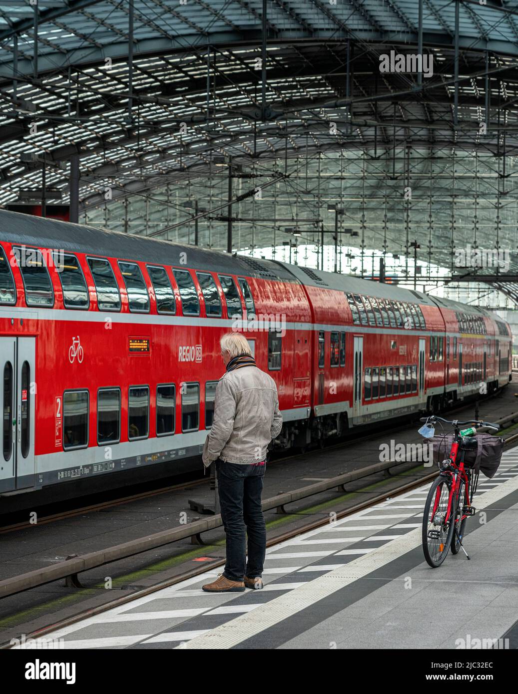 Touristen, Züge und Fahrgäste am Berliner Hauptbahnhof Stock Photo