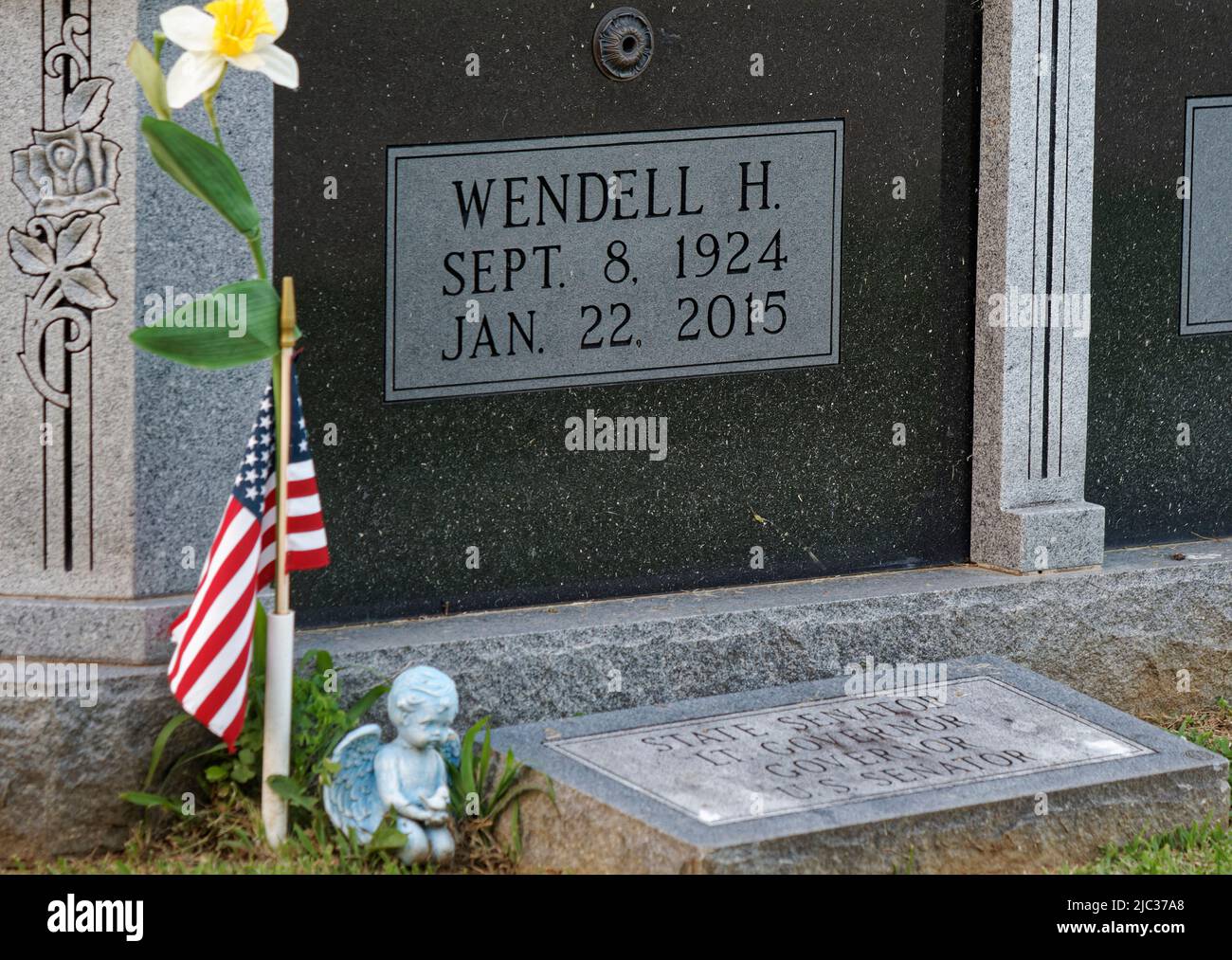 An American flag and small cherub statue adorn the gravesite of former United States Sen. Wendell Hampton Ford (1924-2015) on Memorial Day, Monday, May 30, 2022 at Rosehill-Elmwood Cemetery & Mausoleum in Owensboro, Daviess County, KY, USA. Ford was a veteran who served in the U.S. Army during World War II and then the Kentucky Army National Guard before beginning a storied political career in 1965. (Apex MediaWire Photo by Billy Suratt) Stock Photo
