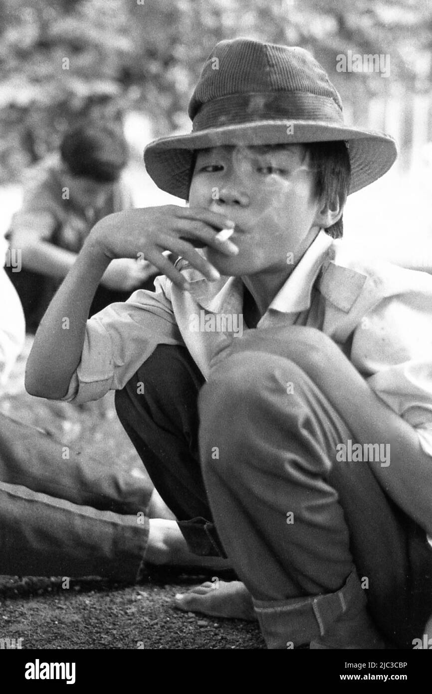 Un enfant des rues fume une cigarette à Ho Chi Minh-ville (Saigon) Vietnam  Stock Photo