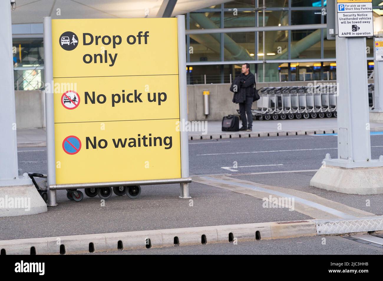 Heathrow airport drop off hires stock photography and images Alamy