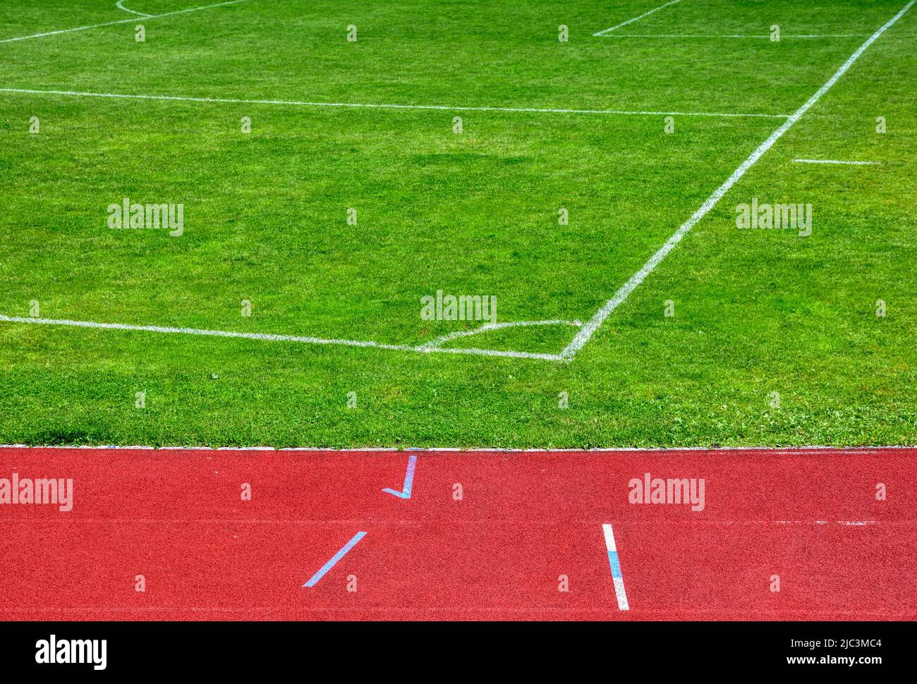 Laufbahn, Laufstrecke, Fußballplatz, Sportplatz, Sportzentrum, Stadion, Belag, Spur, 400 m, Rundkurs, Startplatz, Radius, Markierung, Linie, markiert, Stock Photo