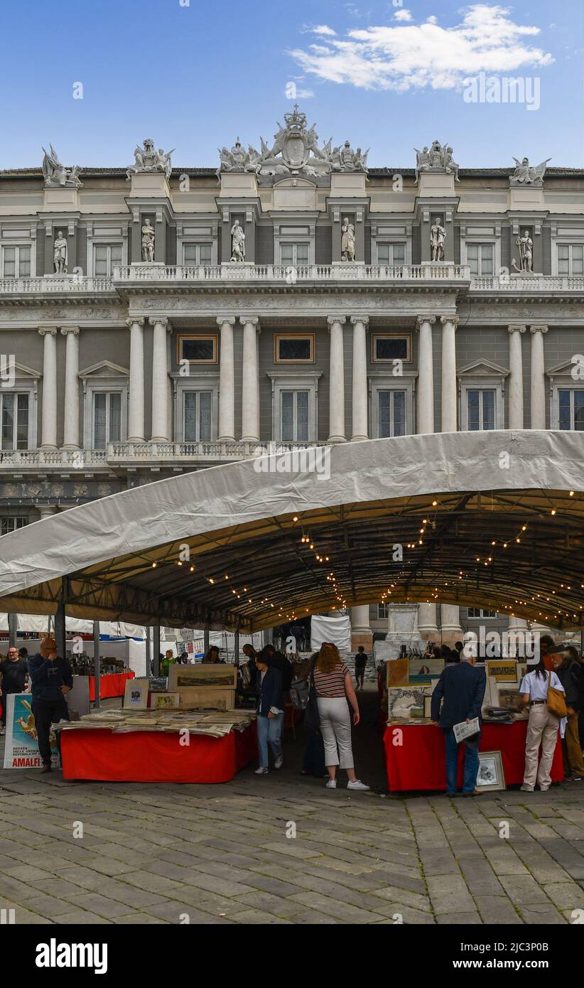 People shopping second-hand books at the Book Fair in front of the Doge's Palace (Palazzo Ducale), in the centre of Genoa, Liguria, Italy Stock Photo