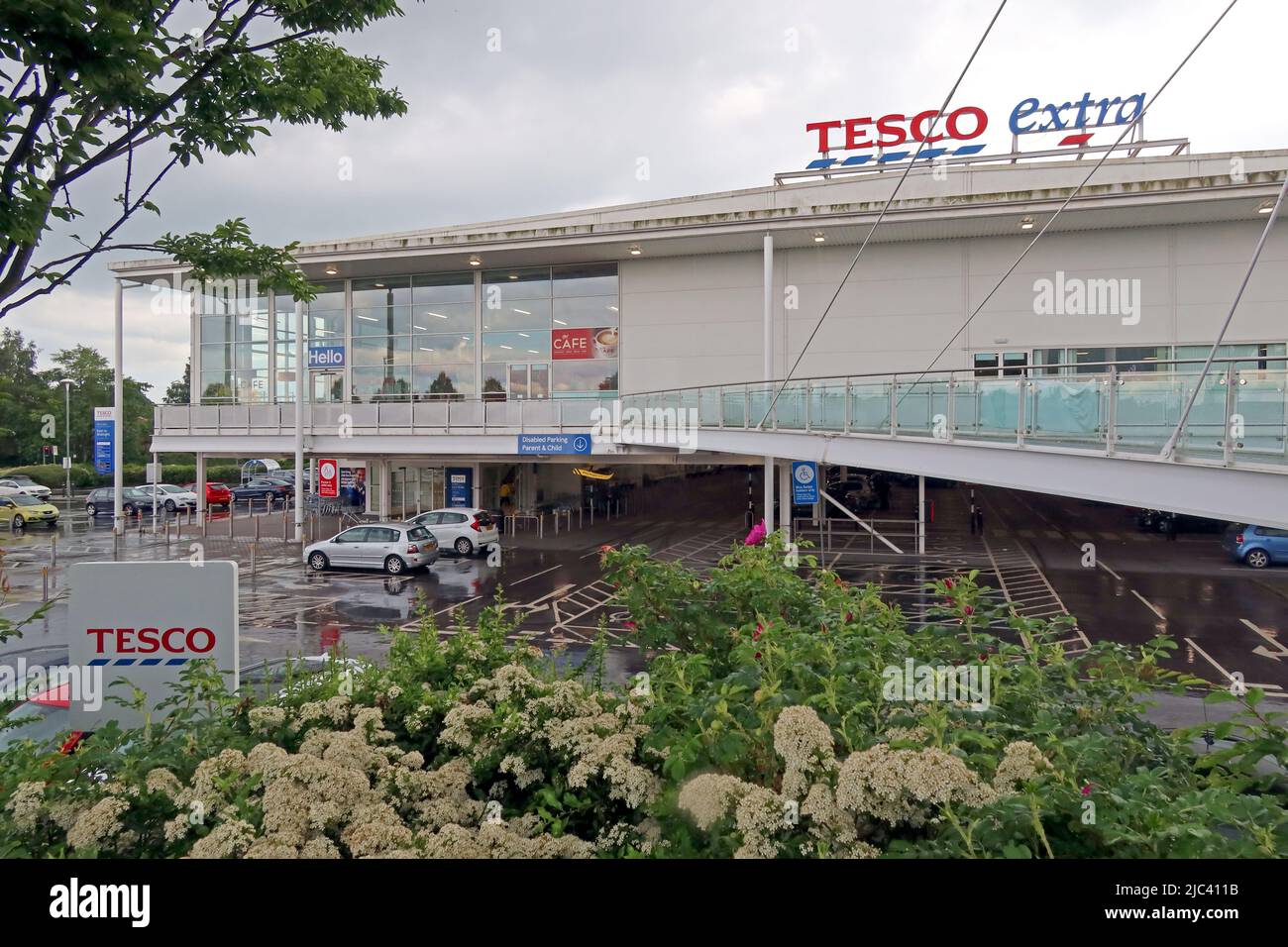 Tesco Extra Superstore, Manor Rd, Altrincham town, Greater Manchester, England, UK, WA15 9QT Stock Photo