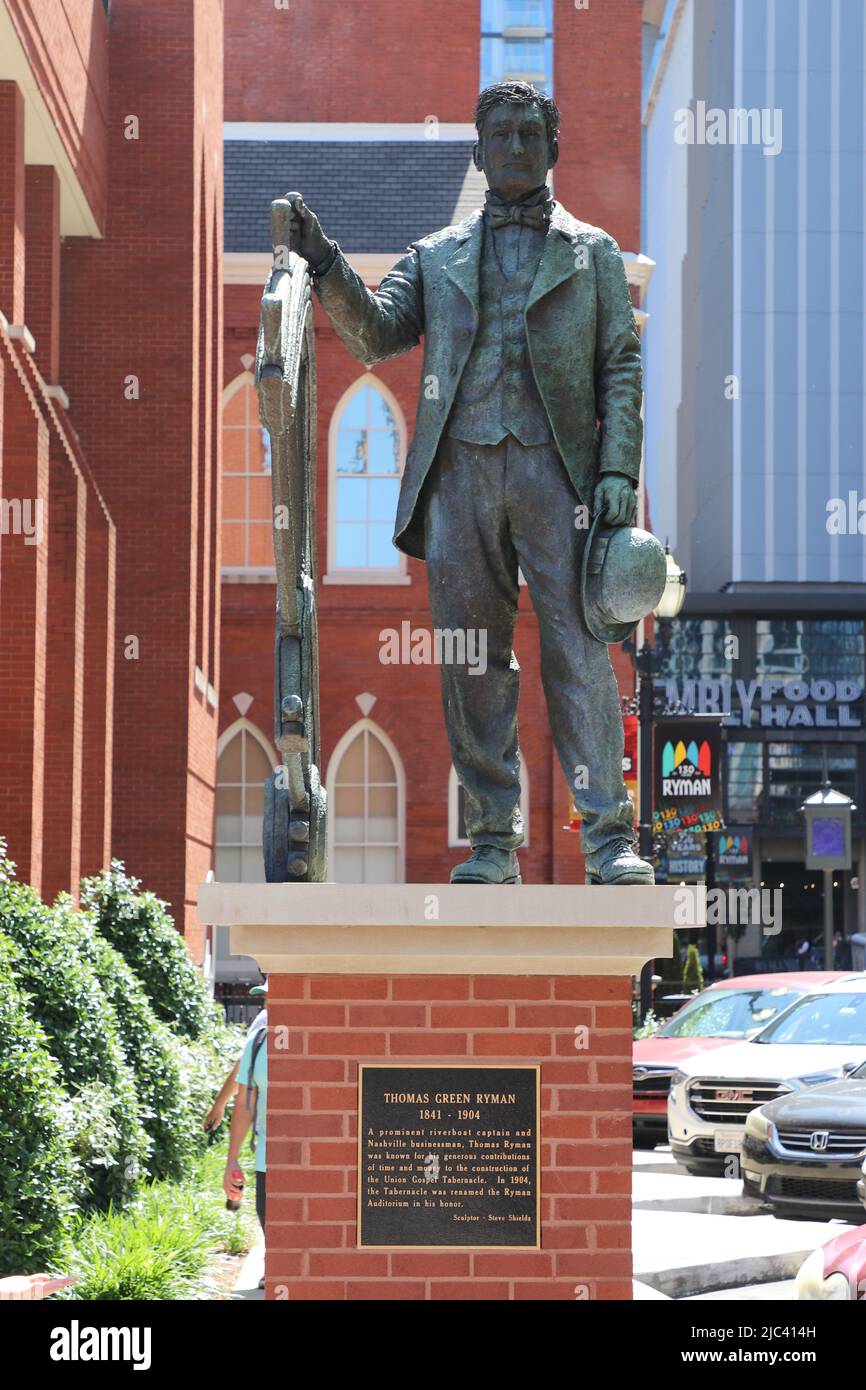 Statue of Thomas Ryman outside of the Ryman auditorium in Nashville