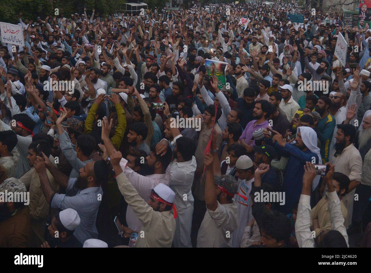 Lahore, Punjab, Pakistan. 8th June, 2022. Pakistani protesters shout anti-India slogans during a demonstration against former India's Bharatiya Janata Party spokeswoman Nupur Sharma over her remarks on the Prophet Mohammed in Lahore. (Credit Image: © Rana Sajid Hussain/Pacific Press via ZUMA Press Wire) Stock Photo