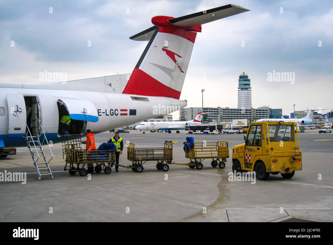 Luggage plane load hi-res stock photography and images - Alamy