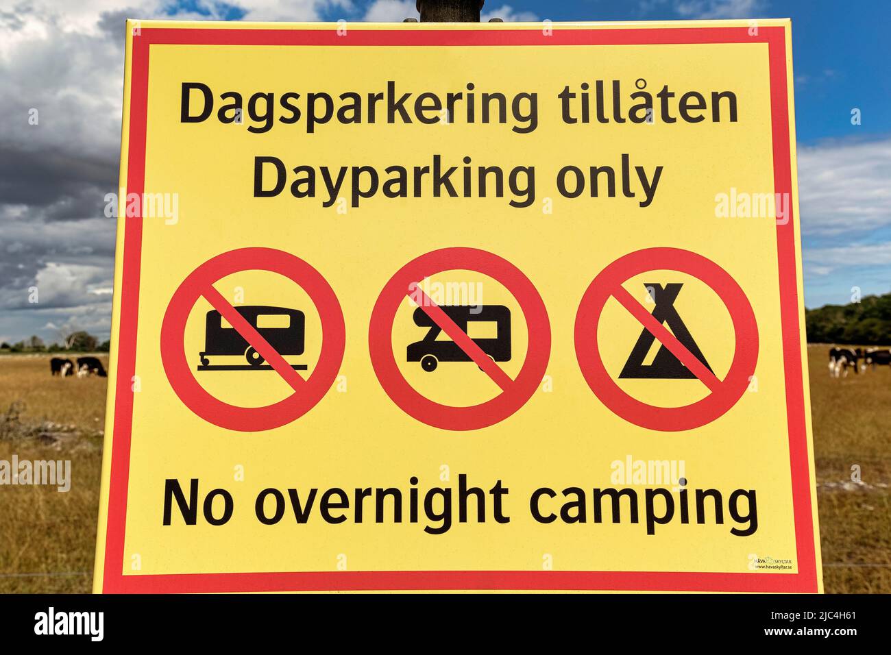 Yellow sign with inscription Parking only during the day, overnight camping prohibited, pictogram for caravan, camper, tent crossed out, wild Stock Photo