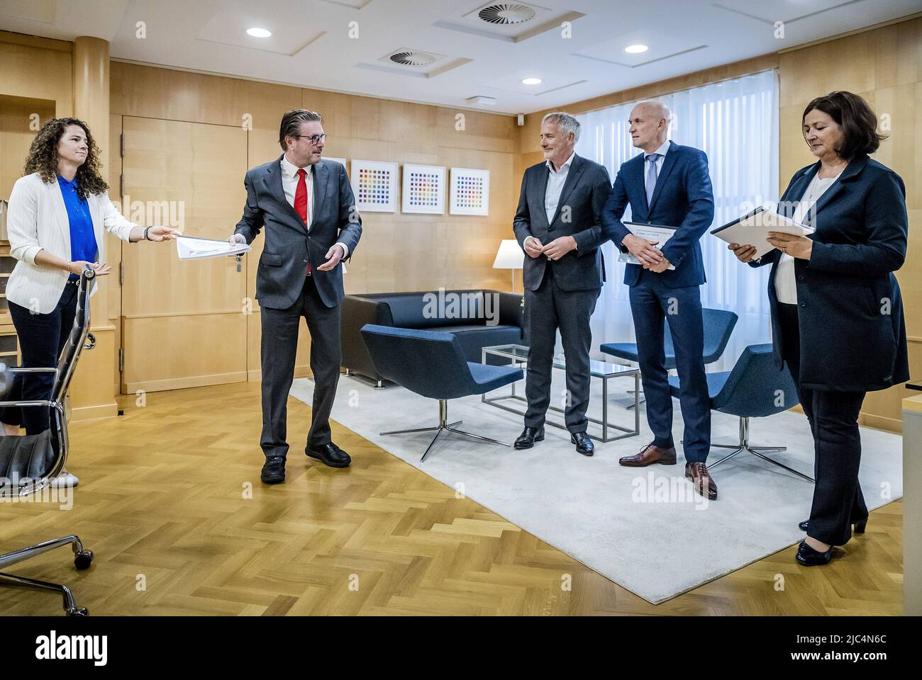 2022-06-10 08:37:07 THE HAGUE - Edwin Velzen, chairman of the covid care expert team in the hospital, hands over a report to health ministers Conny Helder and Ernst Kuipers and Mark Kramer, chairman LNAZ. The team has investigated how care capacity in the field of corona can be better organised. ANP REMKO DE WAAL netherlands out - belgium out Stock Photo