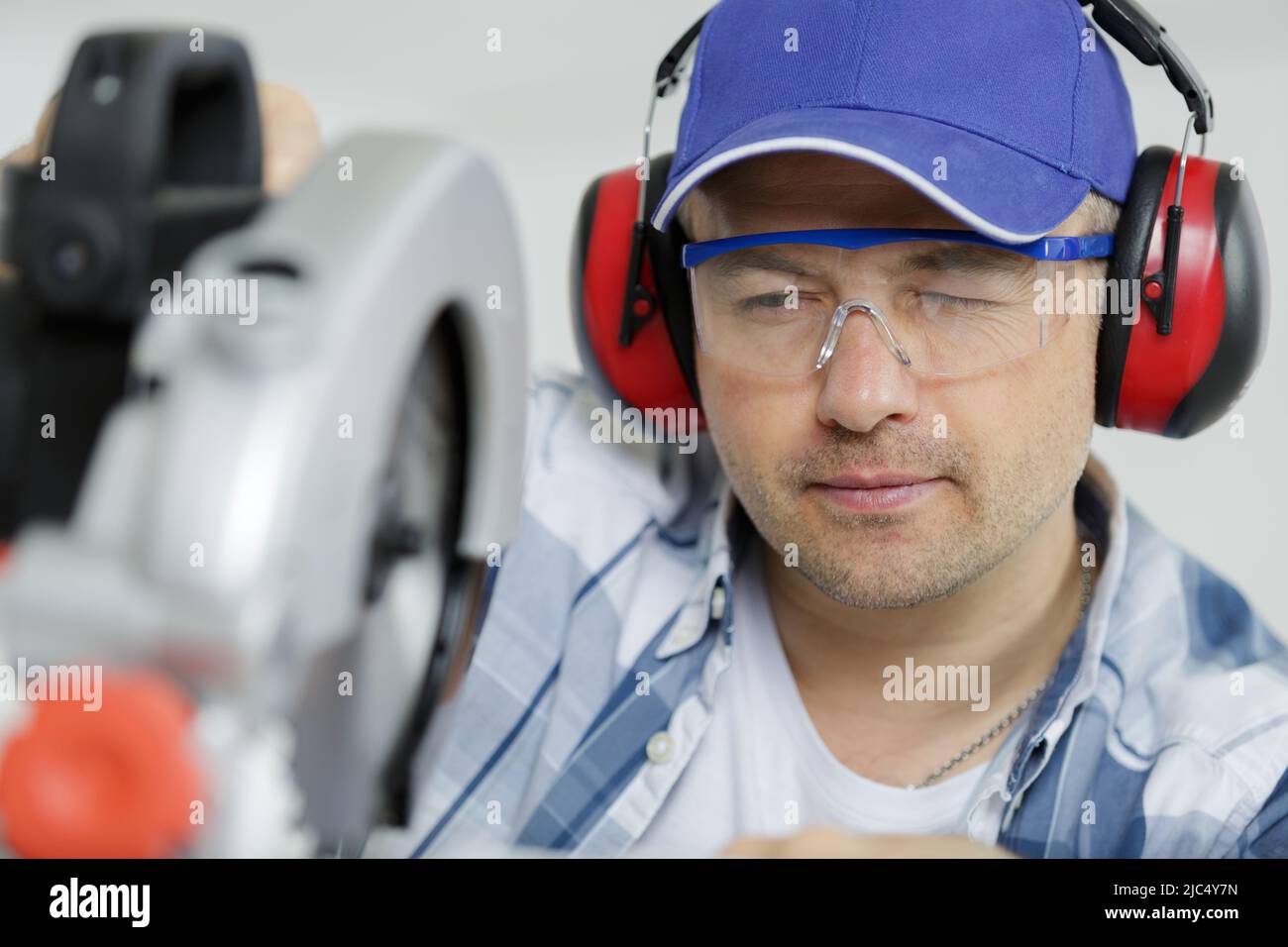 a man is using circular saw Stock Photo Alamy