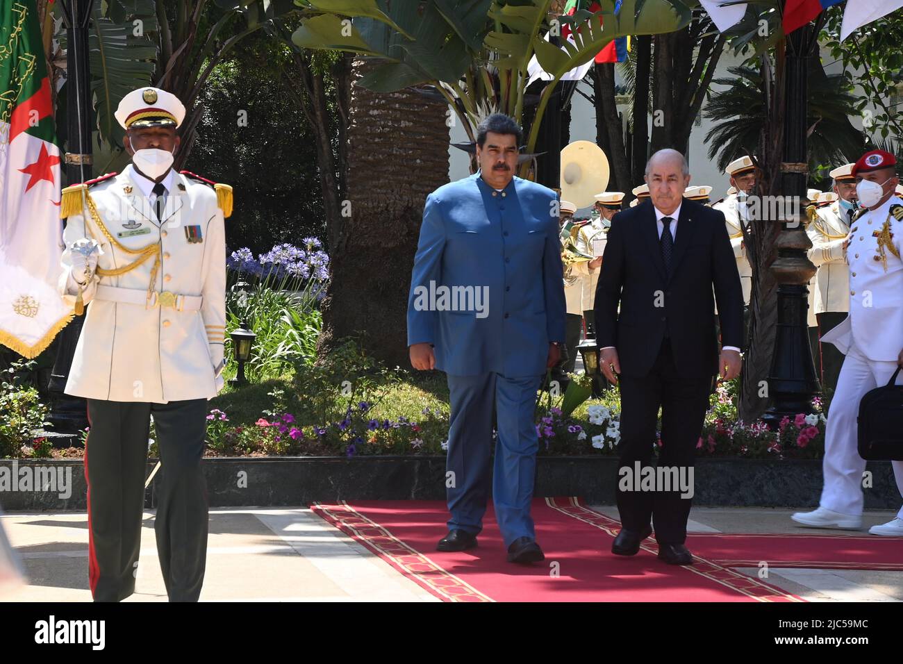 (220610) -- ALGIERS, June 10, 2022 (Xinhua) -- Algerian President Abdelmadjid Tebboune (C, Right) welcomes visiting Venezuelan President Nicolas Maduro in Algiers, Algeria, June 9, 2022. (Algerian Presidency/Handout via Xinhua) Stock Photo