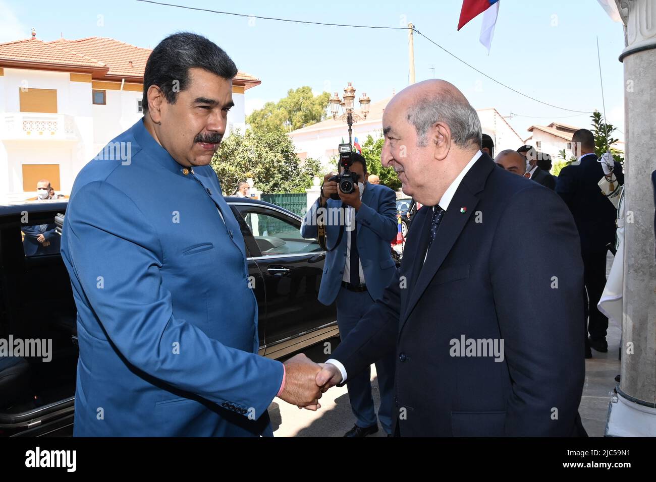 (220610) -- ALGIERS, June 10, 2022 (Xinhua) -- Algerian President Abdelmadjid Tebboune (R) shakes hand with visiting Venezuelan President Nicolas Maduro in Algiers, Algeria, June 9, 2022. (Algerian Presidency/Handout via Xinhua) Stock Photo