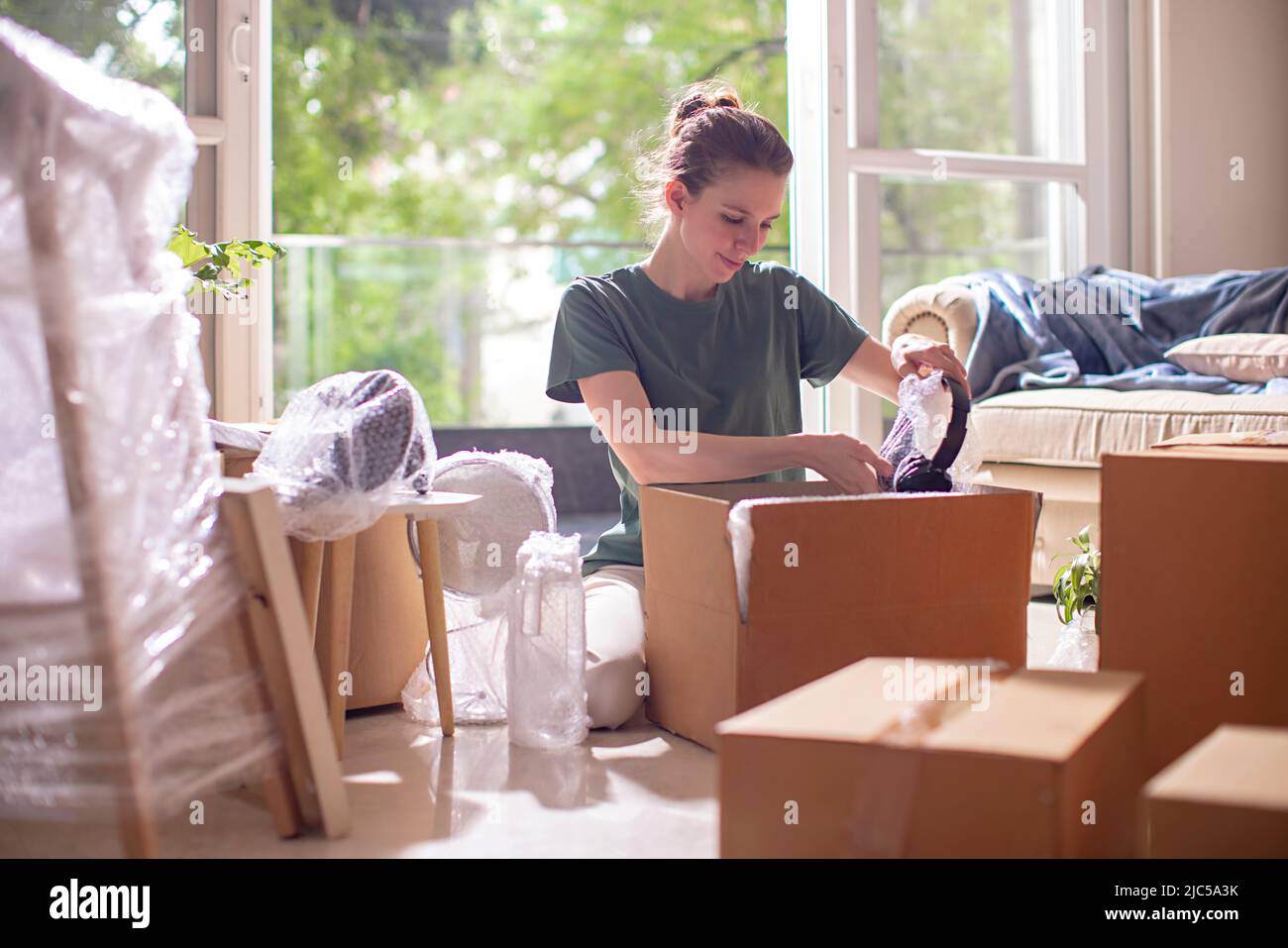 Woman women packing boxes hi-res stock photography and images - Alamy