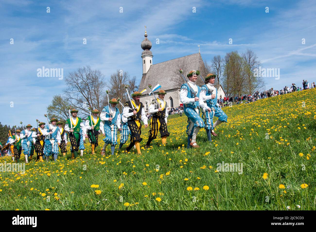 'Georgiritt in Traunstein hinauf zum Ettendorfer Kircherl - herrlich geschmückte Pferde ziehen gemeinsam mit den Schwerttänzern und dem ''Lindl'' hina Stock Photo