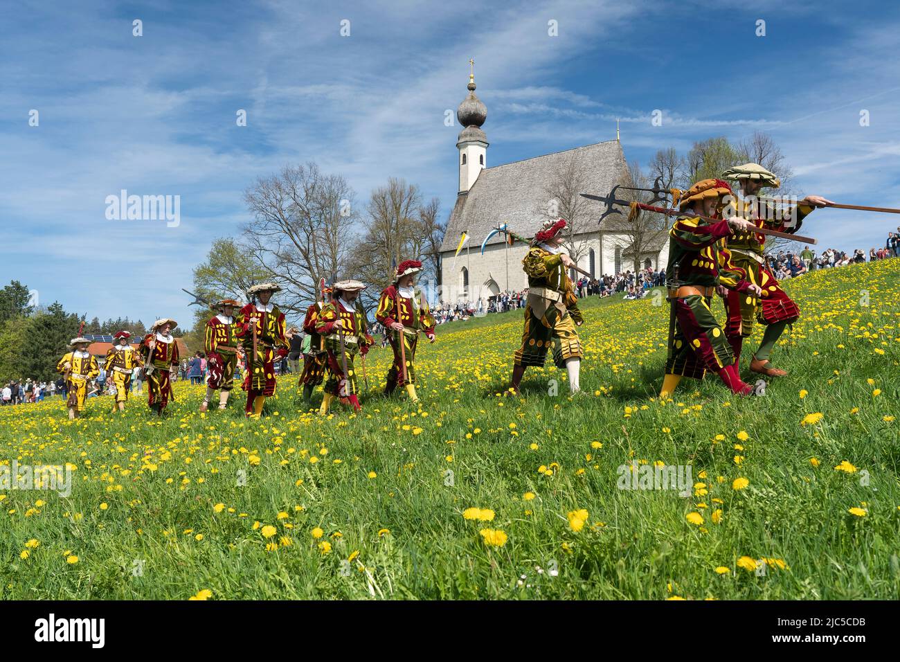 "Georgiritt in Traunstein hinauf zum Ettendorfer Kircherl - herrlich geschmückte Pferde ziehen gemeinsam mit den Schwerttänzern und dem ""Lindl"" hina Stock Photo