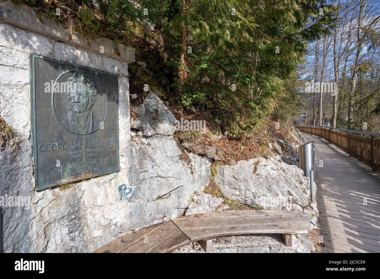 Wanderweg - der Soleleitungsweg hoch über Berchtesgaden,   Berchtesgadener Land - Bayern - Deutschland Denkmal für Georg von Reichenbach *** Local Cap Stock Photo