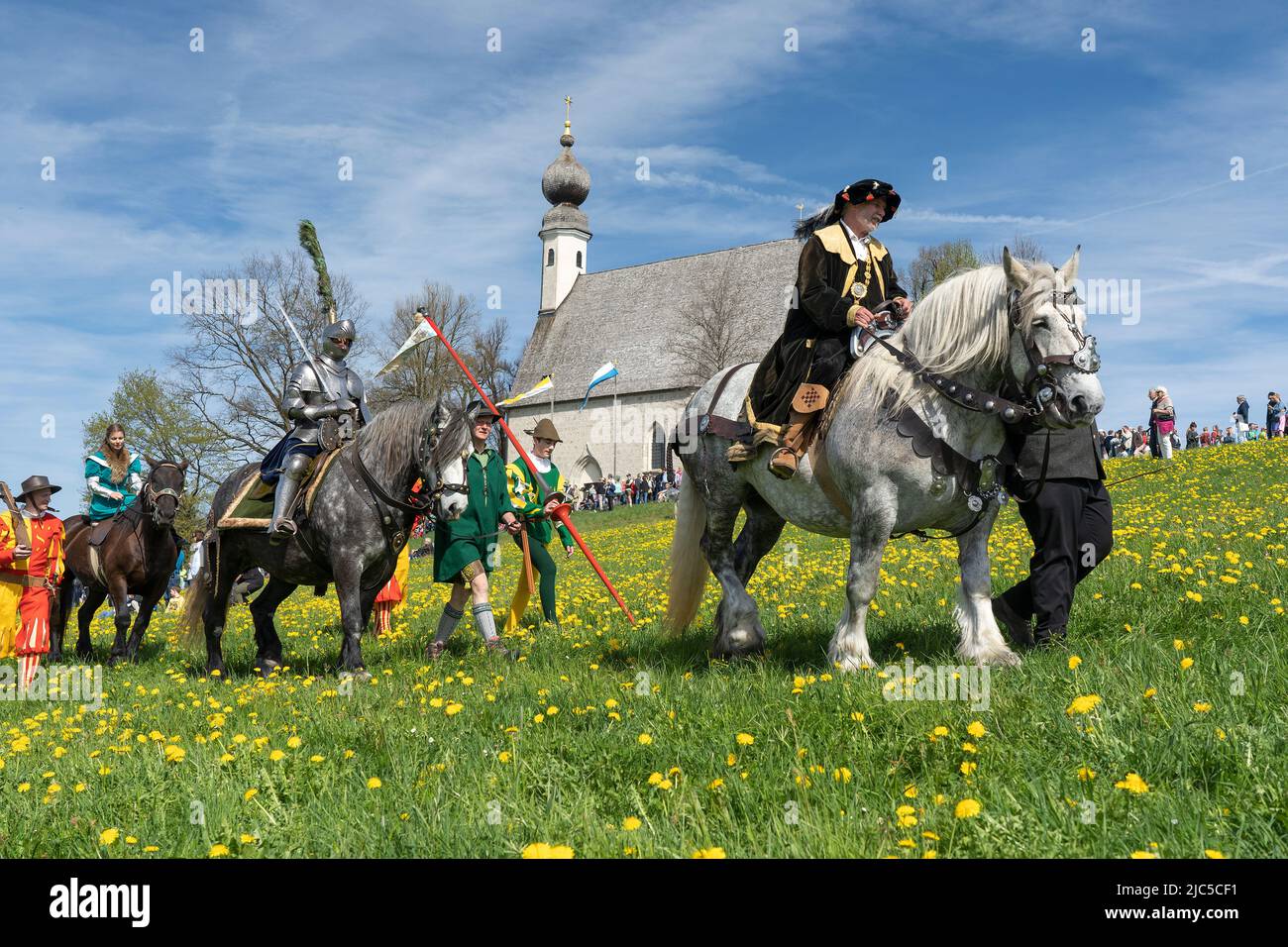 'Georgiritt in Traunstein hinauf zum Ettendorfer Kircherl - herrlich geschmückte Pferde ziehen gemeinsam mit den Schwerttänzern und dem ''Lindl'' hina Stock Photo