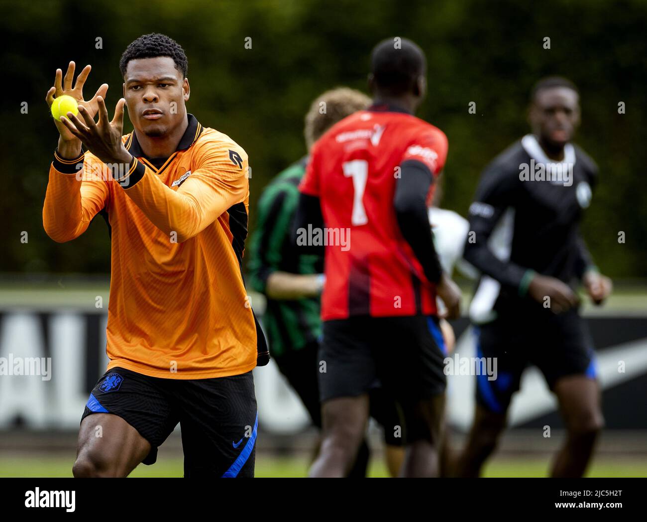 2022-06-10 12:11:24 ZEIST - Denzel Dumfries of the Dutch national team wears  the shirt of his former amateur club during the warm-up for the training.  With this ode to the amateur shirt,