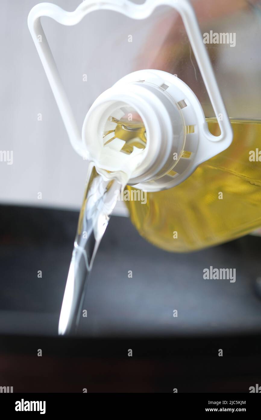 Pouring vegetable oil into frying pan Stock Photo Alamy