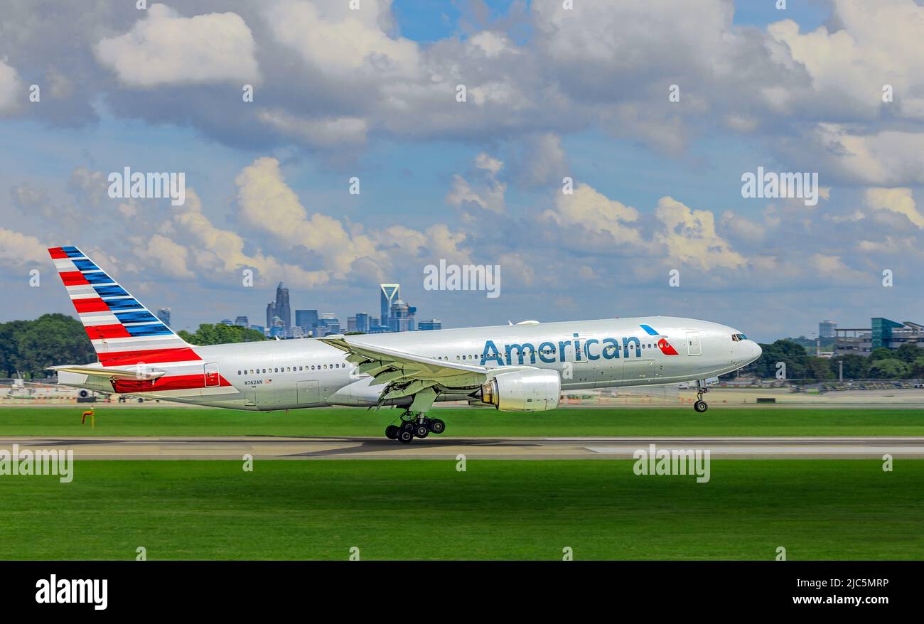 Boeing 777 Landing Stock Photo - Alamy