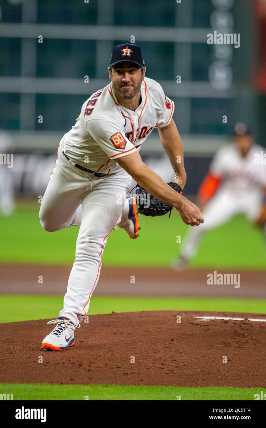 Houston Astros starting pitcher Justin Verlander (35) delivers a pitch