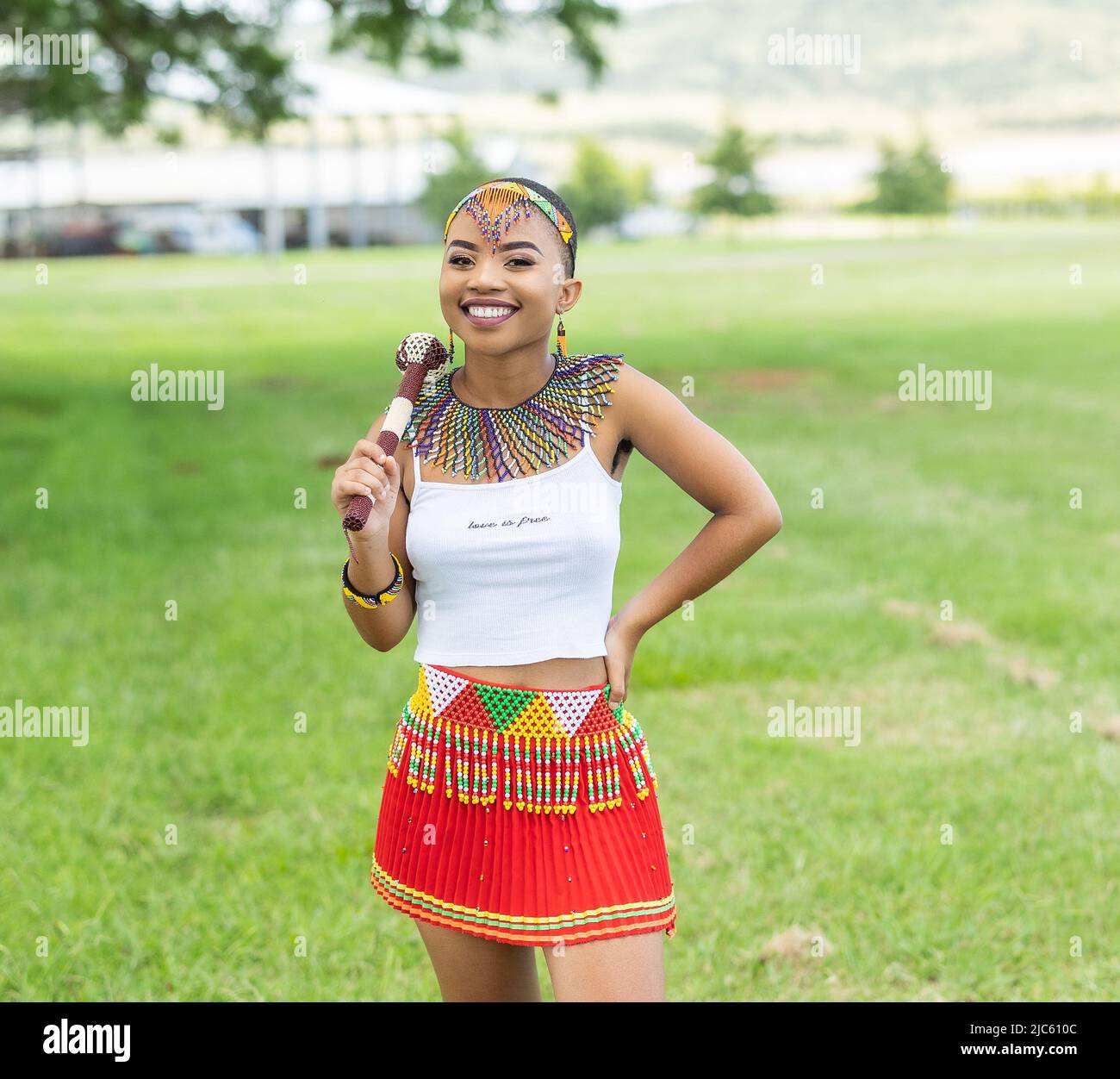 https://c8.alamy.com/comp/2JC610C/young-african-girl-wearing-zulu-clothing-2JC610C.jpg