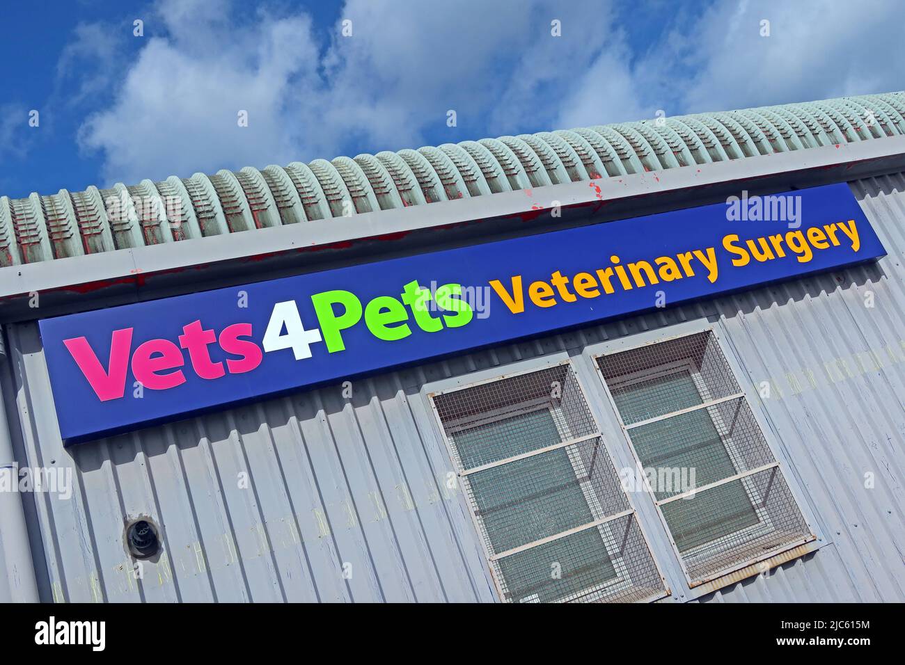 Vets4Pets veterinary Surgery, Unit 2, Latchford House, Thelwall Ln, Latchford East, Warrington, Cheshire, England, UK,  WA4 1LW Stock Photo